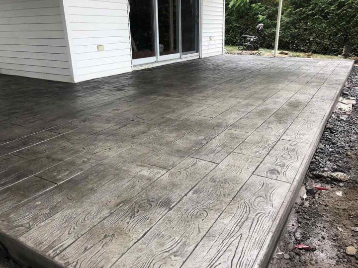 Béton Alpha installe des planchers en béton.