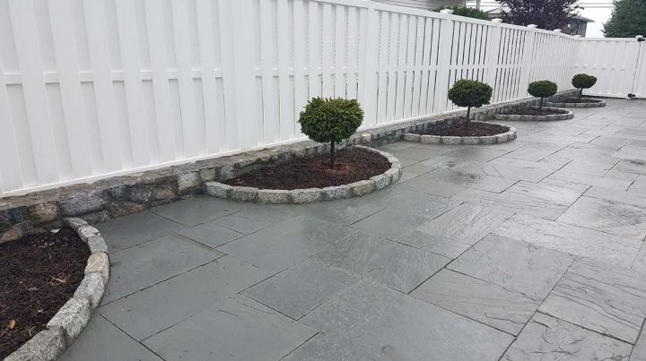 Bénéficiez des avantages du béton estampé sur votre propriété.